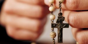 Como rezar o terço católico